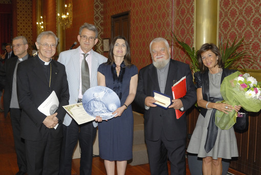 Sanremo: consegnato il premio Penna d’Oro 2011 a Enzo Bianchi, priore di Bove