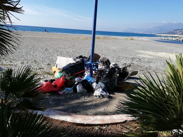 Ventimiglia: migranti, stanziati altri 5 mila euro per la pulizia della foce del Roja e il cimitero di via Tenda Ventimiglia: migranti, stanziati altri 5 mila euro per la pulizia della foce del Roja e il cimitero di via Tenda