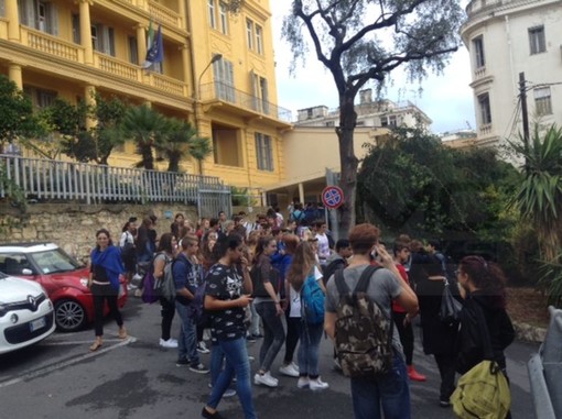 Primo giorno di scuola per 25 mila studenti della nostra Provincia: impressioni e aspettative tra gli istituti scolastici sanremesi Primo giorno di scuola per 25 mila studenti della nostra Provincia: impressioni e aspettative tra gli istituti scolastici sanremesi
