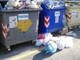 Pietrabruna: rifiuti nella bufera, cassonetti straripanti e malcontento di residenti e turisti per la situazione