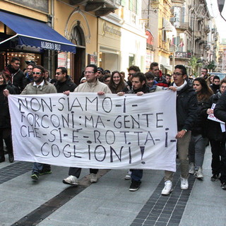 Sanremo: simbolica protesta del coordinamento Davide, "Non siamo i forconi e presto torneremo con una marcia su tutta la provincia"