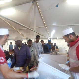 La distribuzione dei pasti al Campo Roya