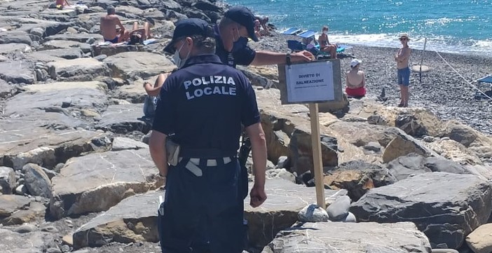 La polizia municipale di Diano rimuove i cartelli di divieto