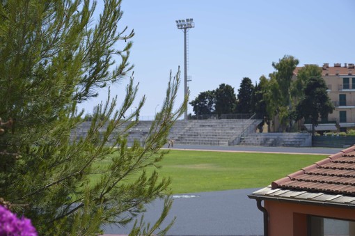 Imperia, il campo sportivo del Prino si rifà il look, affidata la manutenzione del verde. Vassallo: "I lavori procedono. L'obiettivo è ospitare gare internazionali"