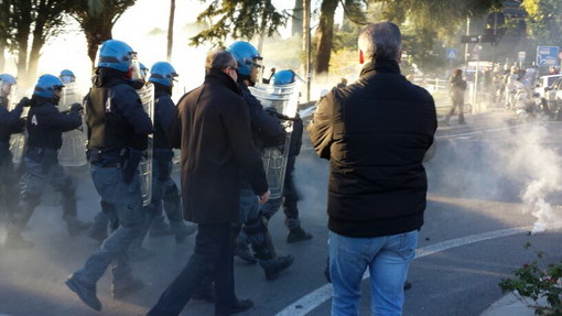 Ventimiglia: riaperta la circolazione a Latte. Intervento della Celere, lacrimogeni contro i manifestanti