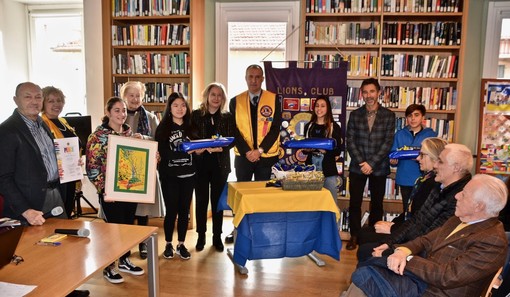 Ventimiglia: premiati i ragazzi delle scuole secondarie per il concorso Lions ‘Un Poster per la Pace’ 2019/20 Ventimiglia: premiati i ragazzi delle scuole secondarie per il concorso Lions ‘Un Poster per la Pace’ 2019/20