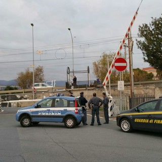 Imperia: si rompe la sbarra del passaggio a livello a Borgo Prino prima del passaggio di un treno. Intervengono Polizia e Guardia di Finanza