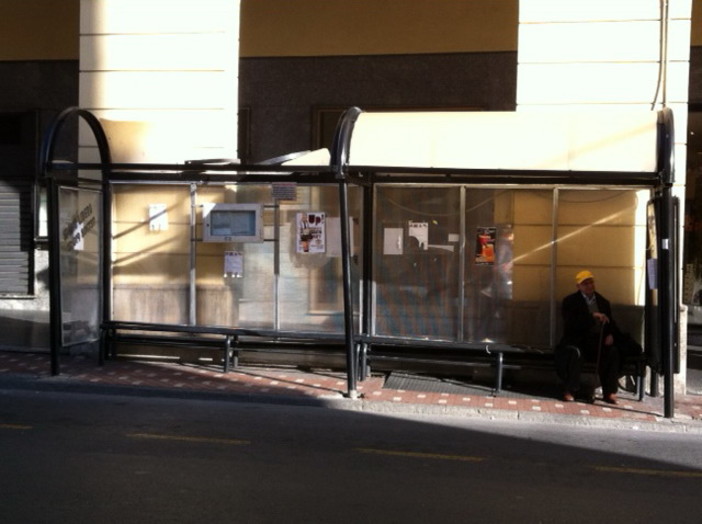 Imperia: fermata dell'autobus pericolosa, la denuncia di un lettore