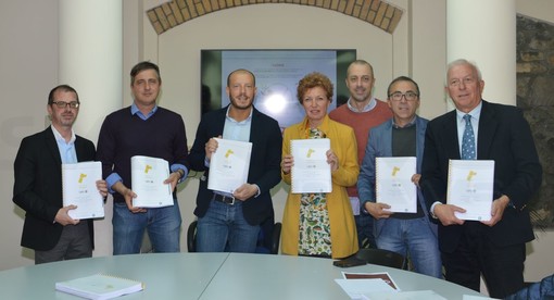 Ventimiglia: “L’Unione fa la Differenziata”, presentata la campagna informativa per i nuovi servizi di igiene urbana nei 18 comuni del comprensorio intemelio (Foto e Video) Ventimiglia: “L’Unione fa la Differenziata”, presentata la campagna informativa per i nuovi servizi di igiene urbana nei 18 comuni del comprensorio intemelio (Foto e Video)