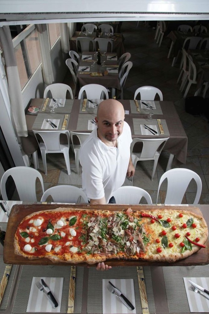 La Pizza a Metro la trovate a Ventimiglia solo alla Pizzeria Due Palme. Aumentata la scelta sugli impasti di qualità La Pizza a Metro la trovate a Ventimiglia solo alla Pizzeria Due Palme. Aumentata la scelta sugli impasti di qualità