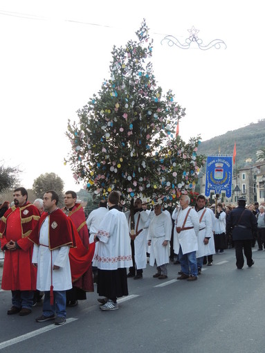 Dolceacqua: 29 gennaio, torna la tradizionale processione dell'albero di alloro per San Sebastiano