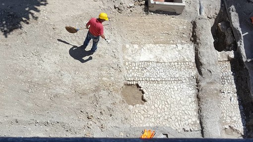 Imperia: dagli scavi in via Cascione spunta un ciottolato. L'archeologa: "Risale a fine '800"