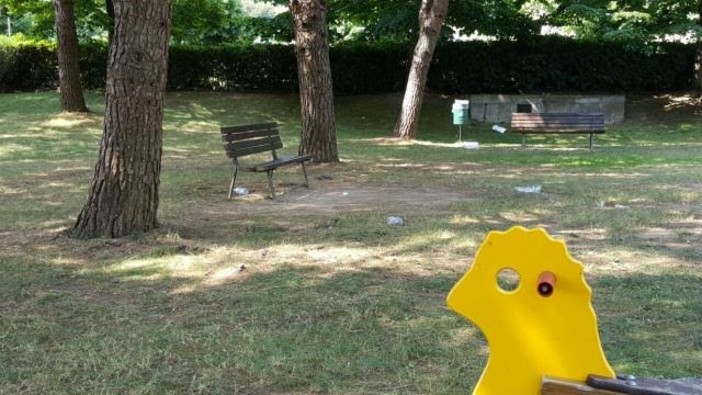 Imperia: degrado al parco giochi di Piani, l'intervento di alcuni residenti: "La colpa è dei migranti"