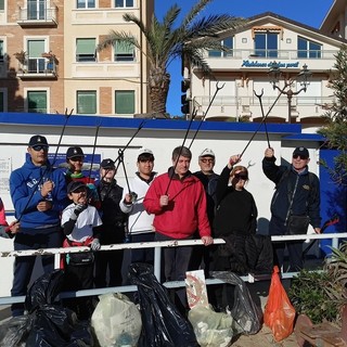 Una giornata di Plogging sul litorale di Sanremo, la Lega Navale Italiana e le associazioni cittadine unite per l’ambiente