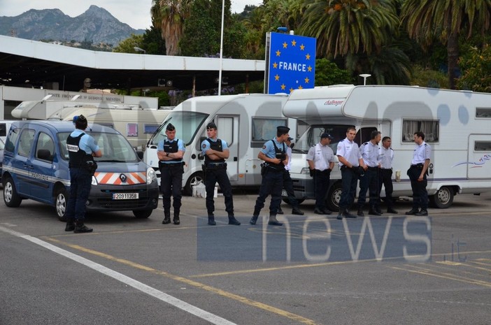 Ore 9.30 del 21 giugno 2015, la gendarmerie erige la sua linea Maginot. Sotto le altre foto di quella mattina