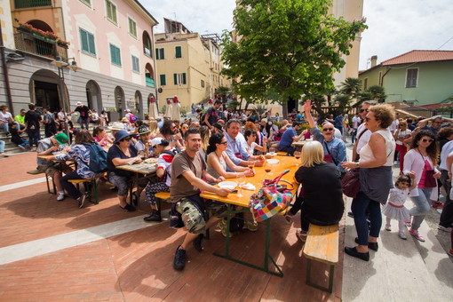 Ospedaletti: notevole partecipazione di pubblico per la manifestazione eno-gastronomica ‘Passeggiando Assaporando’ (foto) Ospedaletti: notevole partecipazione di pubblico per la manifestazione eno-gastronomica ‘Passeggiando Assaporando’ (foto)