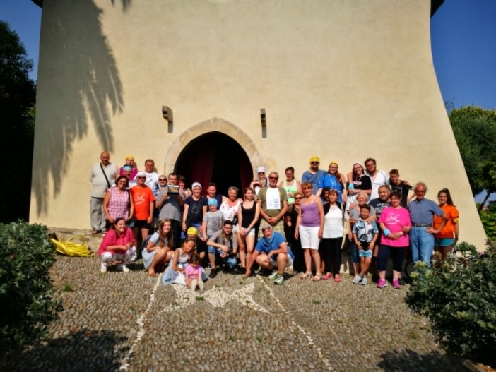 Sanremo: grande partecipazione per il pellegrinaggio in bicicletta della parrocchia della Villetta, a Don Diego la targa di Pellegrino dell'anno