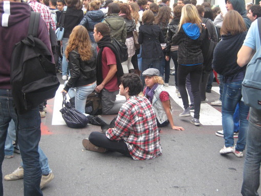 Imperia: protesta degli studenti, traffico paralizzato tra Oneglia e Porto Maurizio Imperia: protesta degli studenti, traffico paralizzato tra Oneglia e Porto Maurizio