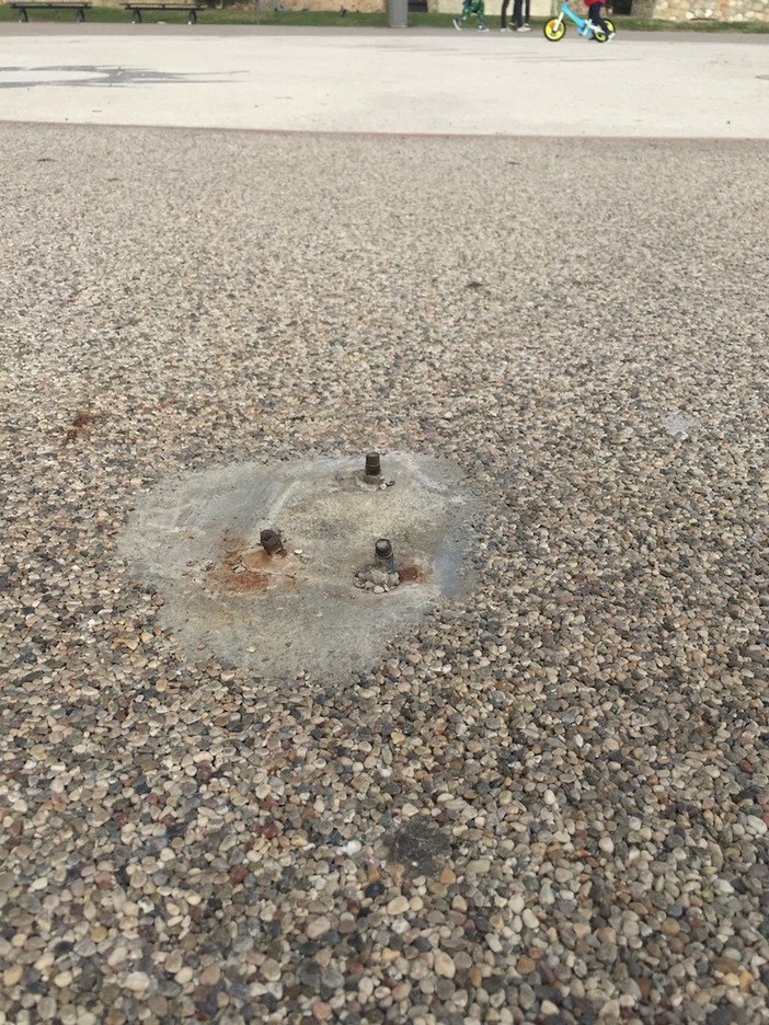 Sanremo: bulloni sporgenti nel piazzale di Pian di Nave, lettore segnala potenziale pericolo per i bambini
