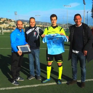 Calcio: dopo l'aggressione torna in campo l'arbitro Fabio Fiorello, la Sanremese gli ha donato una maglia