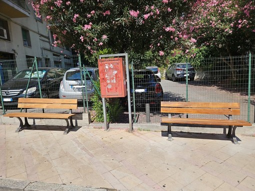 Sanremo: installate due nuove panchine in via Pietro Agosti Sanremo: installate due nuove panchine in via Pietro Agosti