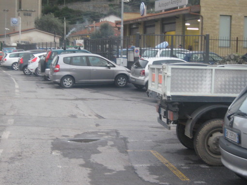 Imperia: guerra dei parcheggi a Barcheto. Il quartiere insorge contro i clienti di una officina