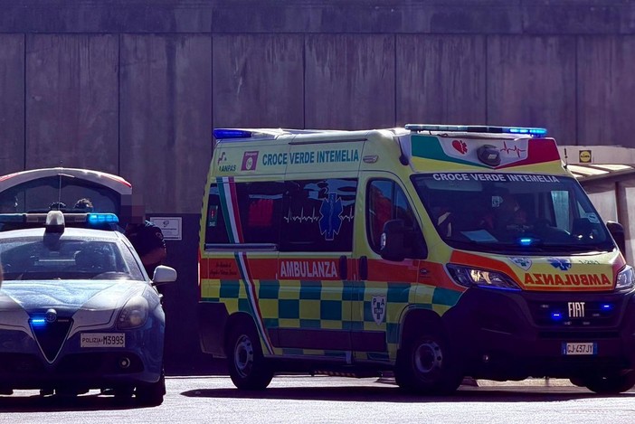 Ventimiglia, ferito in corso Limone Piemonte: scattano i soccorsi (Foto)