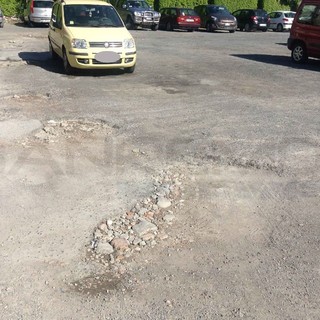 Taggia: degrado nel parcheggio Spinola, buche nell'asfalto e auto abbandonate lì da molti mesi