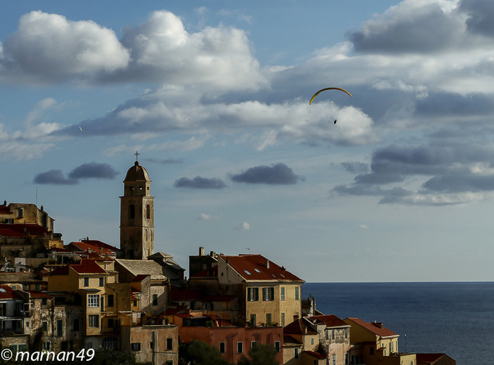 Con il parapendio in volo davanti a Cervo: le foto ed il video di un lettore Con il parapendio in volo davanti a Cervo: le foto ed il video di un lettore