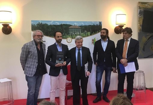 da sx Andrea Zanfi, Enrico Gobino premiato da Giulio Somma, direttore Corriere Vinicolo, Roberto Ghio, presidente Consorzio Tutela del Gavi, e Francesco Moneta. da sx Andrea Zanfi, Enrico Gobino premiato da Giulio Somma, direttore Corriere Vinicolo, Roberto Ghio, presidente Consorzio Tutela del Gavi, e Francesco Moneta.