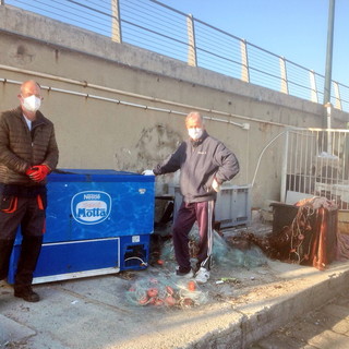 Sanremo: riordinate due aree del Portovecchio grazie ai 'Consoli del Mare' e ai ‘Deplasticati’ Sanremo: riordinate due aree del Portovecchio grazie ai 'Consoli del Mare' e ai ‘Deplasticati’