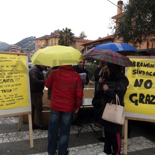 Vallecrosia: raccolta firme in pieno centro per sottoscrivere la petizione di Quesada: “Abbonamenti? No grazie!”