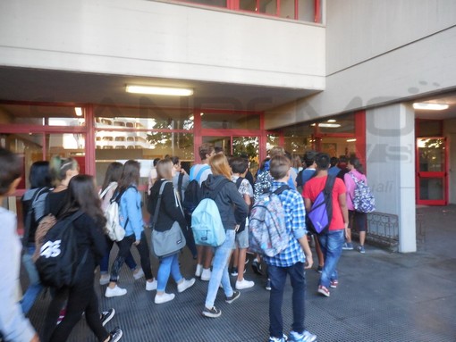 Ventimiglia: tour nelle scuole del Sindaco Ioculano con le raccomandazioni per il primo giorno di scuola dei giovani ventimigliesi Ventimiglia: tour nelle scuole del Sindaco Ioculano con le raccomandazioni per il primo giorno di scuola dei giovani ventimigliesi