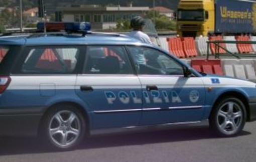 Polizia accompagna immigrato: incidente sulla A10 Polizia accompagna immigrato: incidente sulla A10