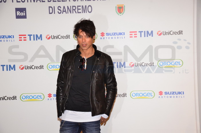 #Sanremo2016: con stile Gabriel Garko si scusa per qualche 'défaillance': "L'emozione l'ha fatta da padrone"