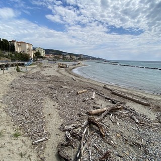 Spiagge libere attrezzate ad Arma di Taggia: iniziati i lavori alla Fortezza, termineranno entro il 15 giugno
