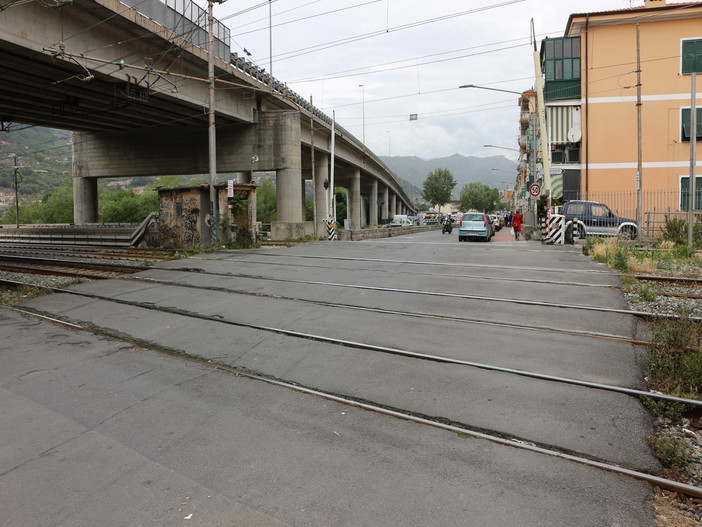 Ventimiglia: passaggio a livello di via Tenda: “Manca la segnaletica, un pericolo per i pedoni”