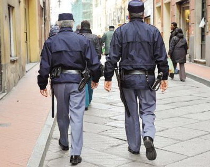 Imperia: tenta raccolta offerte per l'associazione 'Scarpetta Rossa', notificato foglio di via ad una 37enne Imperia: tenta raccolta offerte per l'associazione 'Scarpetta Rossa', notificato foglio di via ad una 37enne