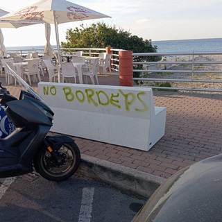 Ventimiglia, ignoti scrivono "No borders": vandalizzata panchina sul lungomare Ventimiglia, ignoti scrivono "No borders": vandalizzata panchina sul lungomare