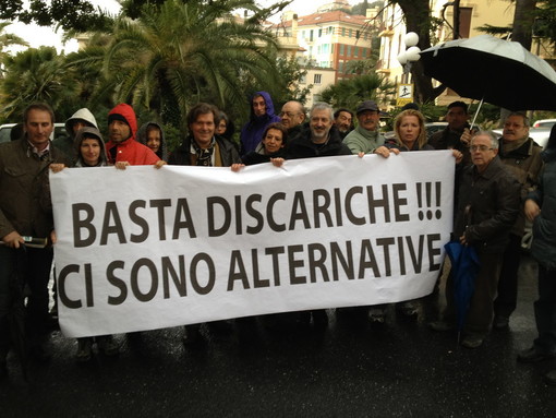 Dal Sanremo Beppe Grillo Meetup, un 'Picnic al Sacco con vista... sulla discarica'