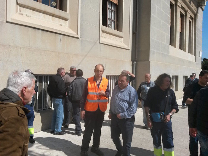 Imperia: storia infinita per i dipendenti TraDeCo, il comune non vuole pagare l'ultima mensilità dell'azienda pugliese Imperia: storia infinita per i dipendenti TraDeCo, il comune non vuole pagare l'ultima mensilità dell'azienda pugliese