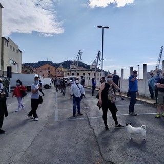 Imperia, mercato: sciopero "bianco" degli ambulanti. "Questo spostamento ci danneggia, vogliamo un confronto con il Comune" (foto e video)