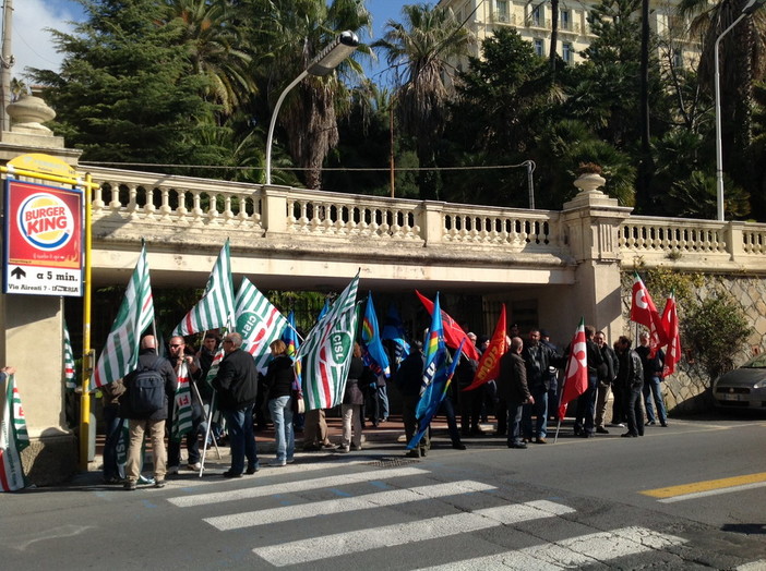 Imperia: finanziamenti in deroga, sit-in con oltre 30 manifestanti davanti alla Prefettura Imperia: finanziamenti in deroga, sit-in con oltre 30 manifestanti davanti alla Prefettura