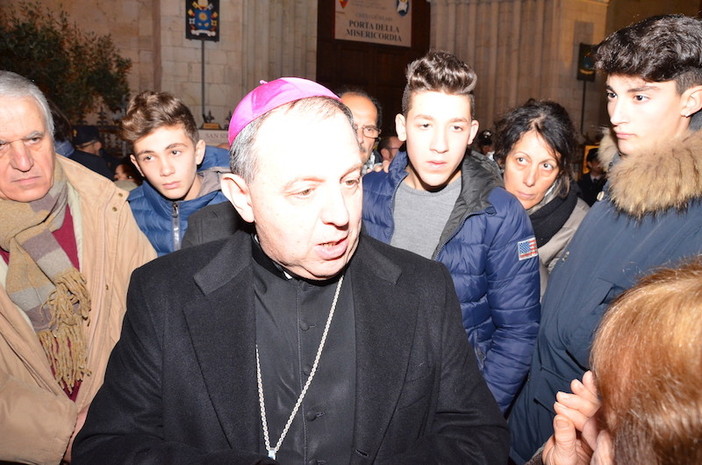 Sanremo: le famiglie di Coldirodi chiedono a gran voce al Vescovo di non mandare via Don Traetta, la protesta in piazza San Siro Sanremo: le famiglie di Coldirodi chiedono a gran voce al Vescovo di non mandare via Don Traetta, la protesta in piazza San Siro