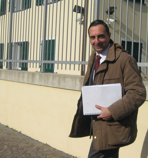 Lunghi mentre esce dalla Capitaneria Lunghi mentre esce dalla Capitaneria