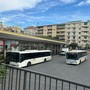 Bus pieni e corse cancellate, studenti lasciati a piedi nell’entroterra: esplode nuovamente la protesta dei pendolari Bus pieni e corse cancellate, studenti lasciati a piedi nell’entroterra: esplode nuovamente la protesta dei pendolari