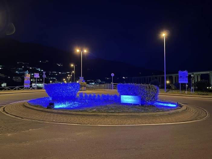 Giornata mondiale della consapevolezza sull'autismo, la rotonda del ponte dell’Amicizia a Camporosso si illumina di blu (Foto)