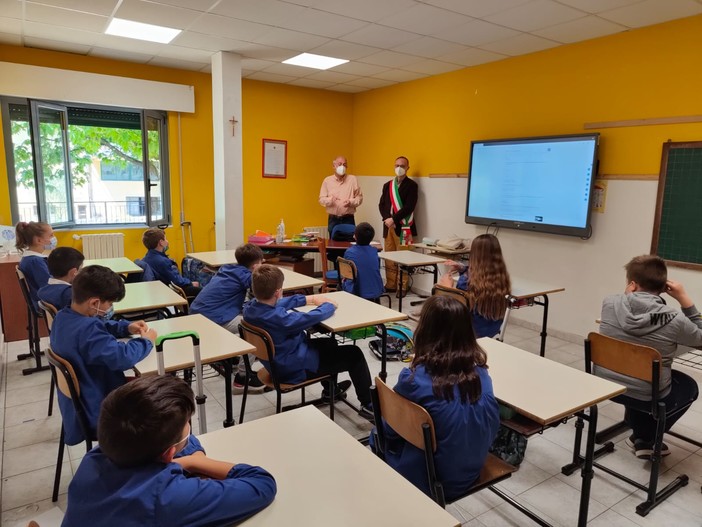 (nelle foto alcuni momenti della visita di Paolo Luppi e Valerio Verda nella scuola di Badalucco)