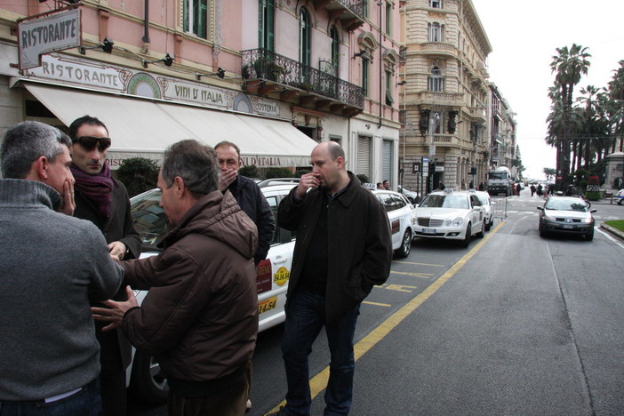 Sanremo: nuova segnaletica in corso Mombello, protesta dei tassisti ed incontro con l'assessore Il Grande Sanremo: nuova segnaletica in corso Mombello, protesta dei tassisti ed incontro con l'assessore Il Grande