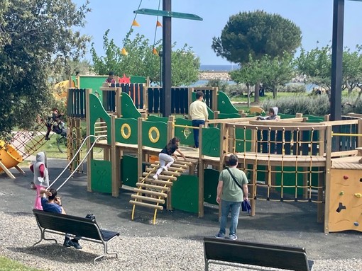 Rabina, Parco Urbano, Piazza Roma e ora Largo Ghiglia. Polis: “Con Claudio Scajola riqualificate le aree giochi dei nostri bimbi”